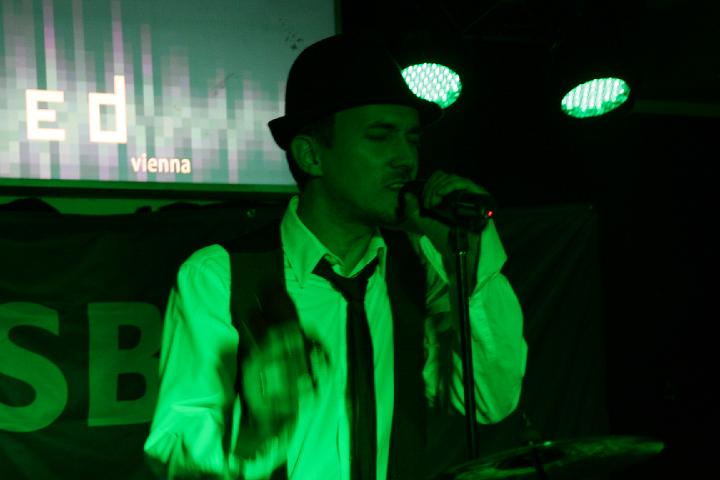 2008-11-28 M3_live at replugged 059.jpg